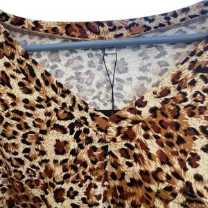 NWT‎ ANIMAL PRINT LEOPARD CHEETAHS V NECK SHORT SLEEVE SOFT TEE WOMENS MED